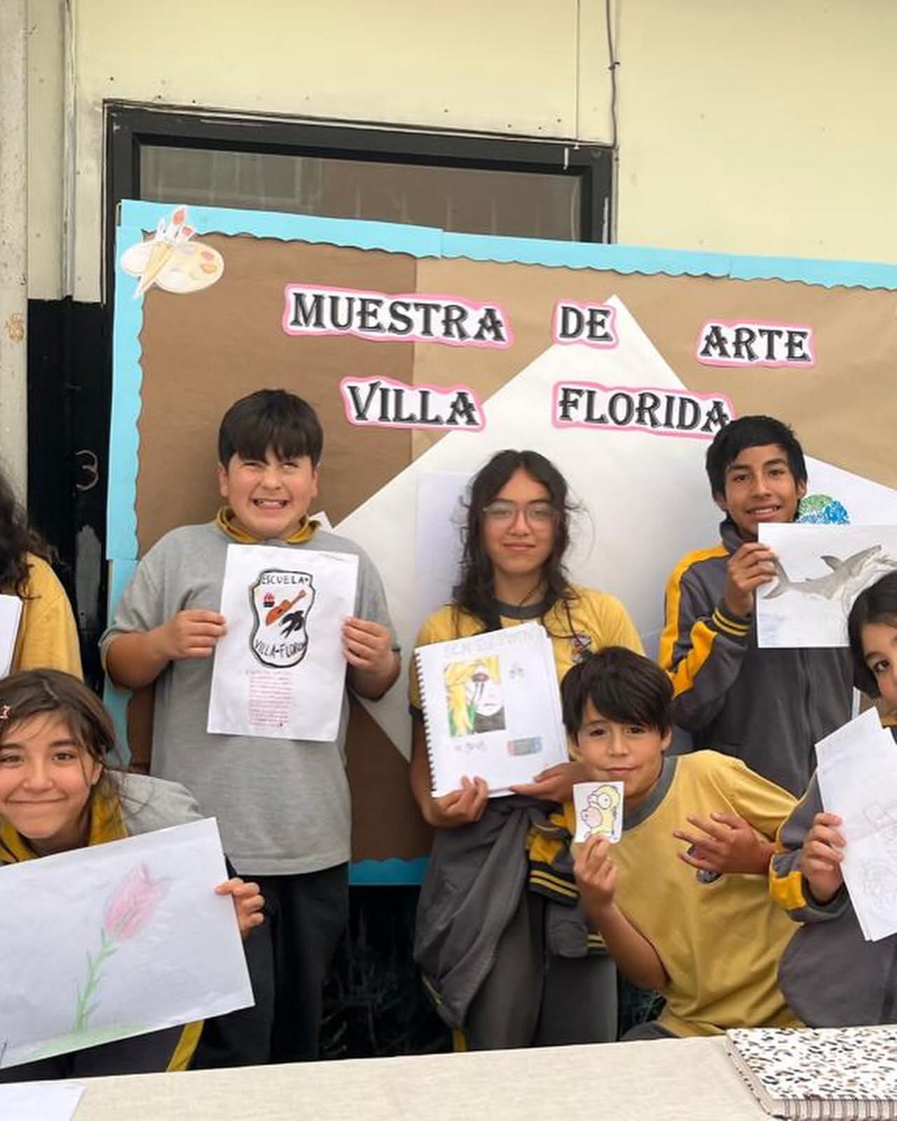 Estudiantes en muestra de arte escolar