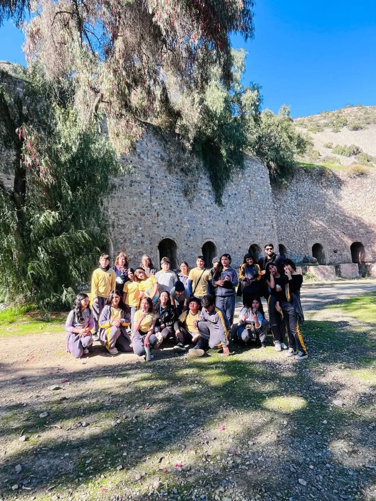 Estudiantes participando de actividades de ecología al aire libre