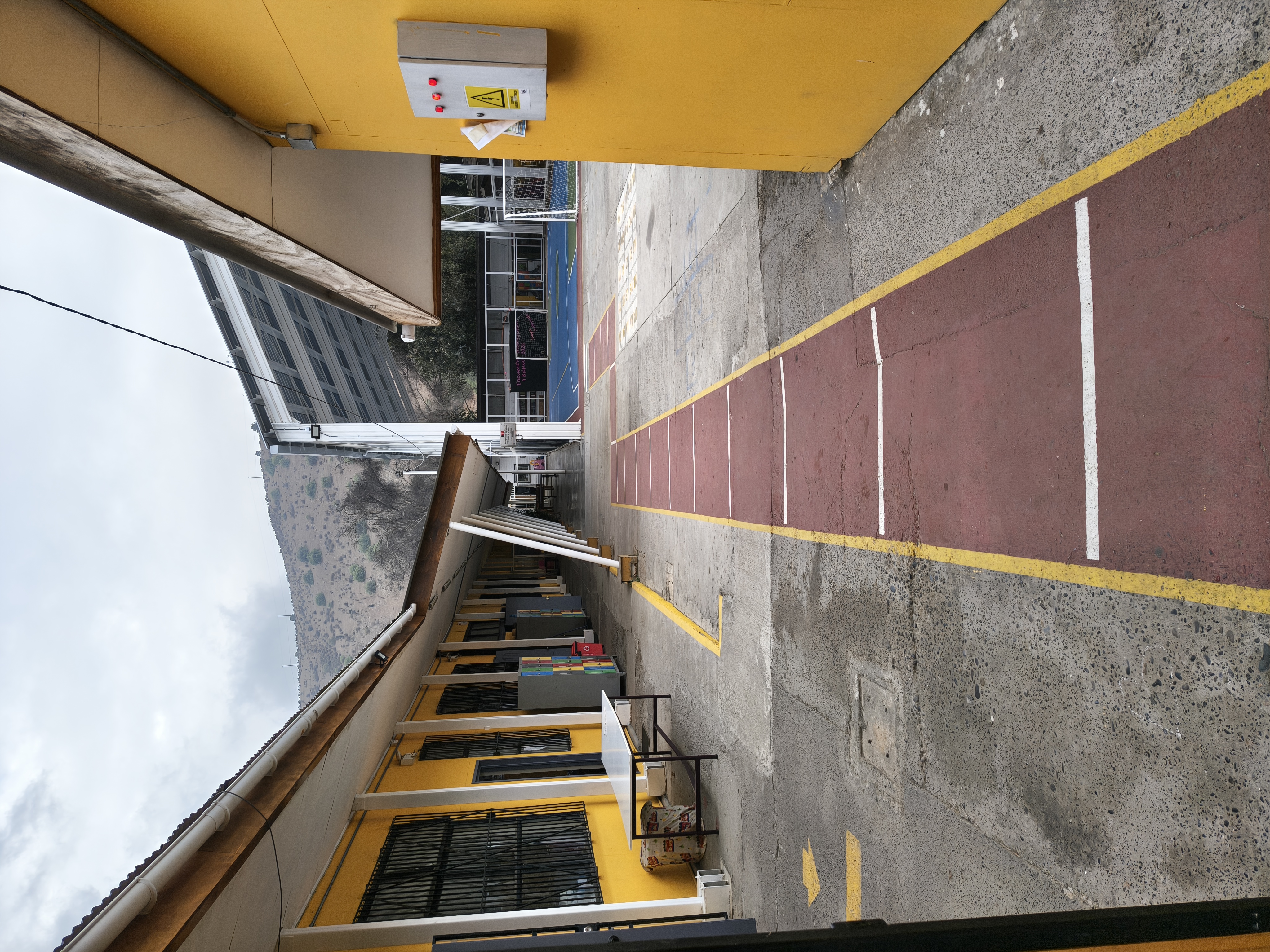Entrada a la escuela y acceso a pabellones de aulas