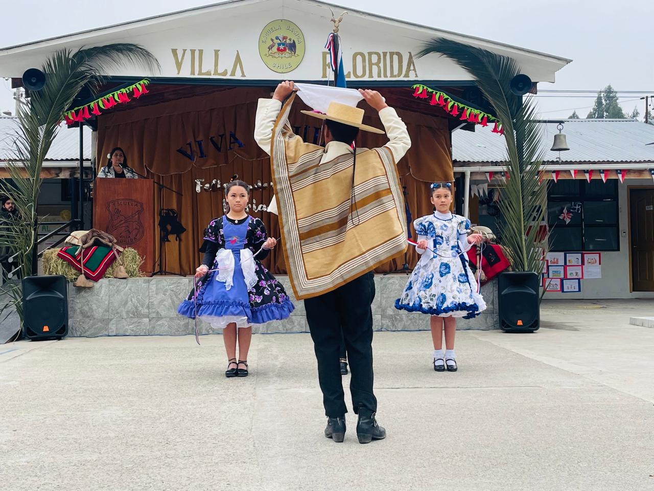 Estudiantes de la escuela bailando cueca en el escenario